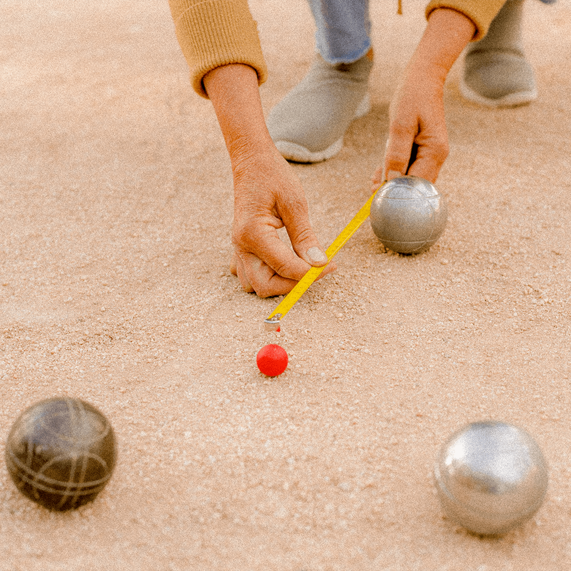 elderly-friends-playing-petanque-2-2@2x